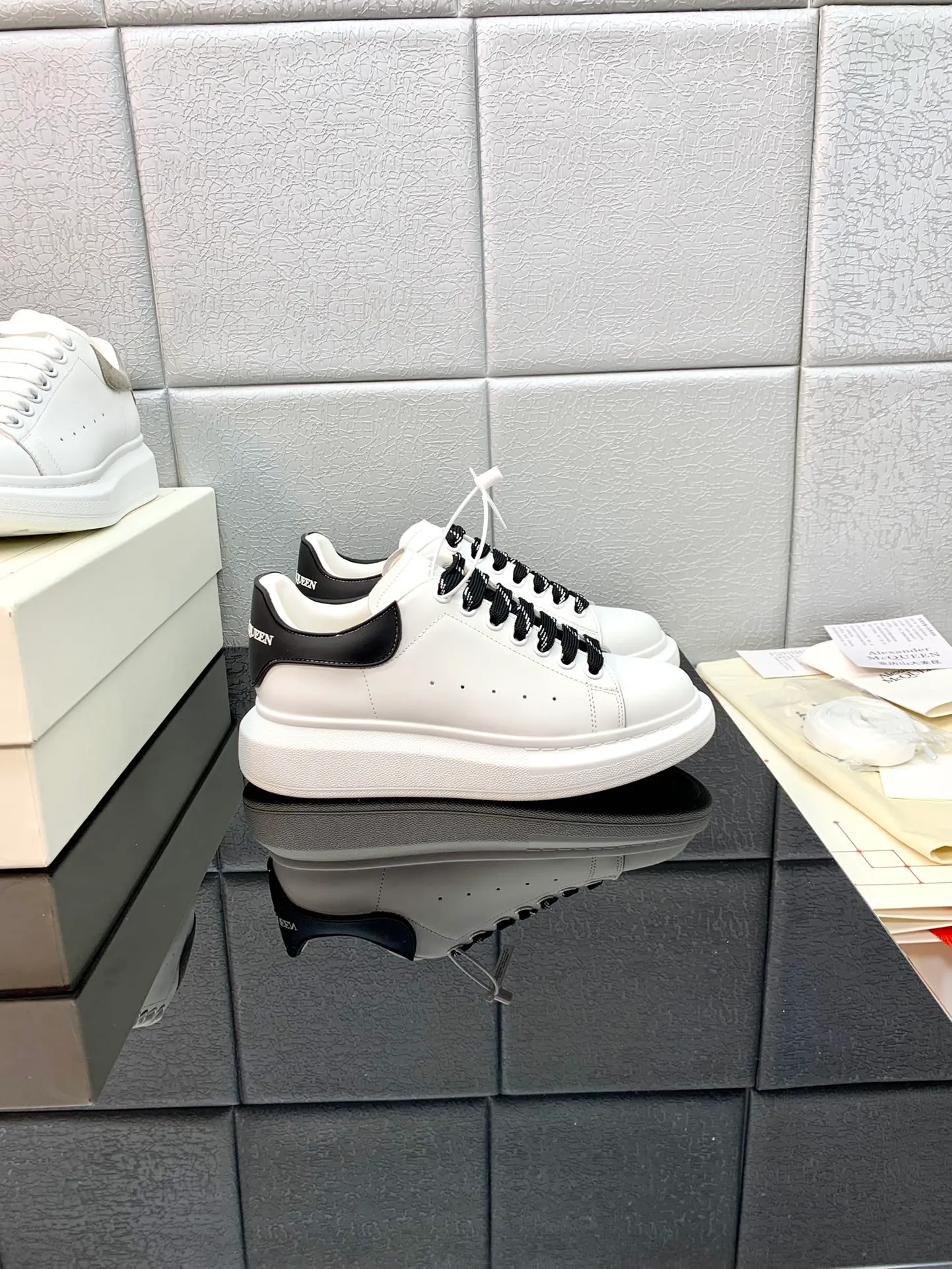 👟👟Ex-factory price 480👟👟 The latest McQueen white shoes original 1⃣: 1⃣ perfect reproduction ☑Deliver the latest counter full set of packaging 🎁Full series of color styles are constantly updated🥳🥳 🔺Fabric: Customized original matte silk cowhide 🔺Inner: imported water-dyed sheepskin lining/original customized soft cowhide pad 🔺Feet: super clear high temperature air pressure logo➕soft latex pad 🔺Outsole: rubber T👟👟Ex-factory price U vacuum sole/I👟👟Ex-factory price original foam sole, thick sole about 4cm